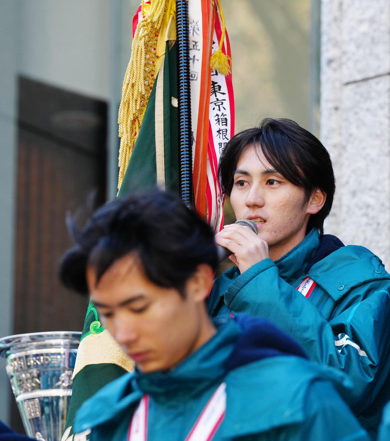 箱根駅伝優勝報告会であいさつする青学大・徳澄主務（撮影・江口和貴）