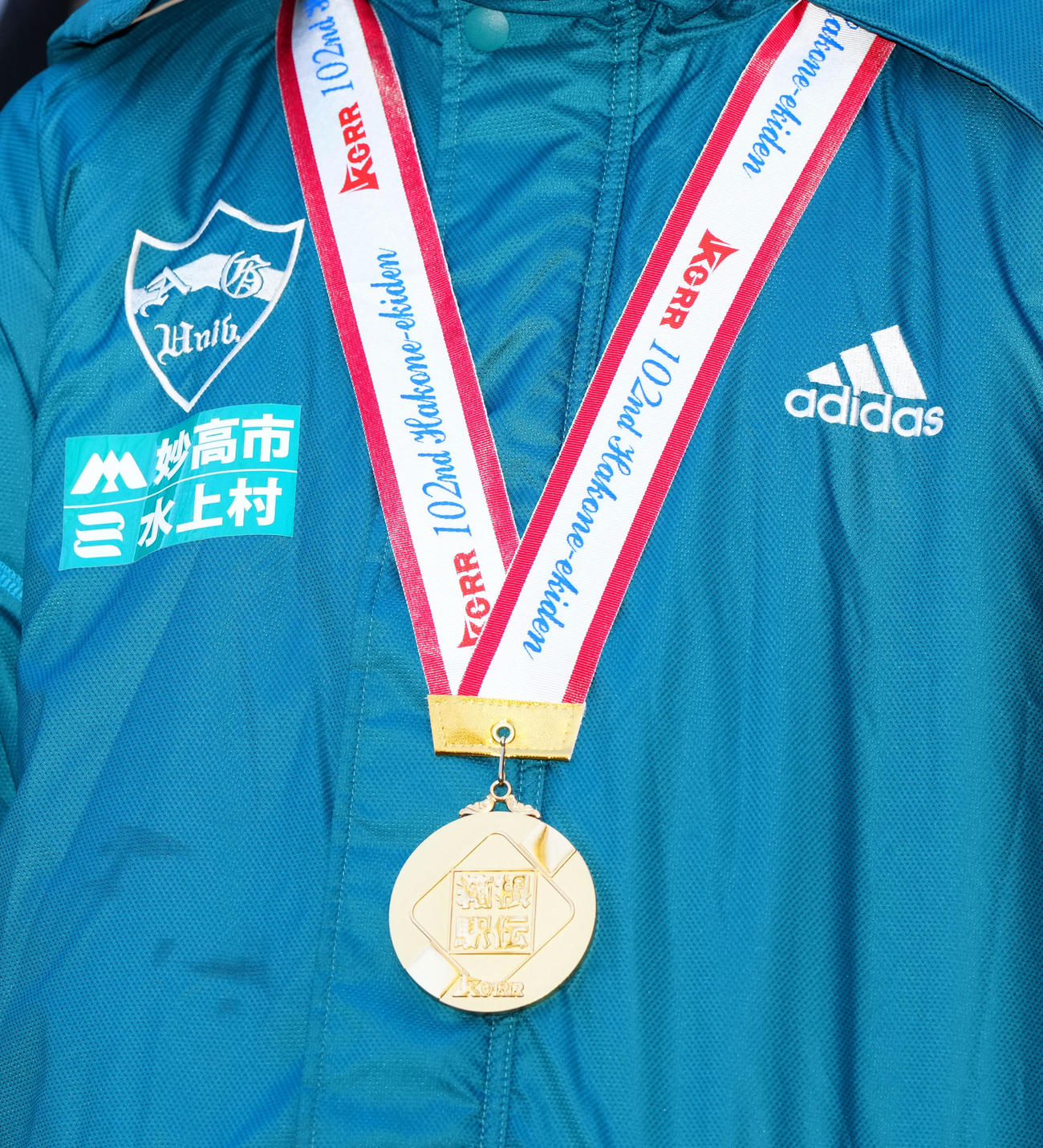 箱根駅伝優勝報告会に臨む青学大・黒田がかける優勝メダル（撮影・江口和貴）