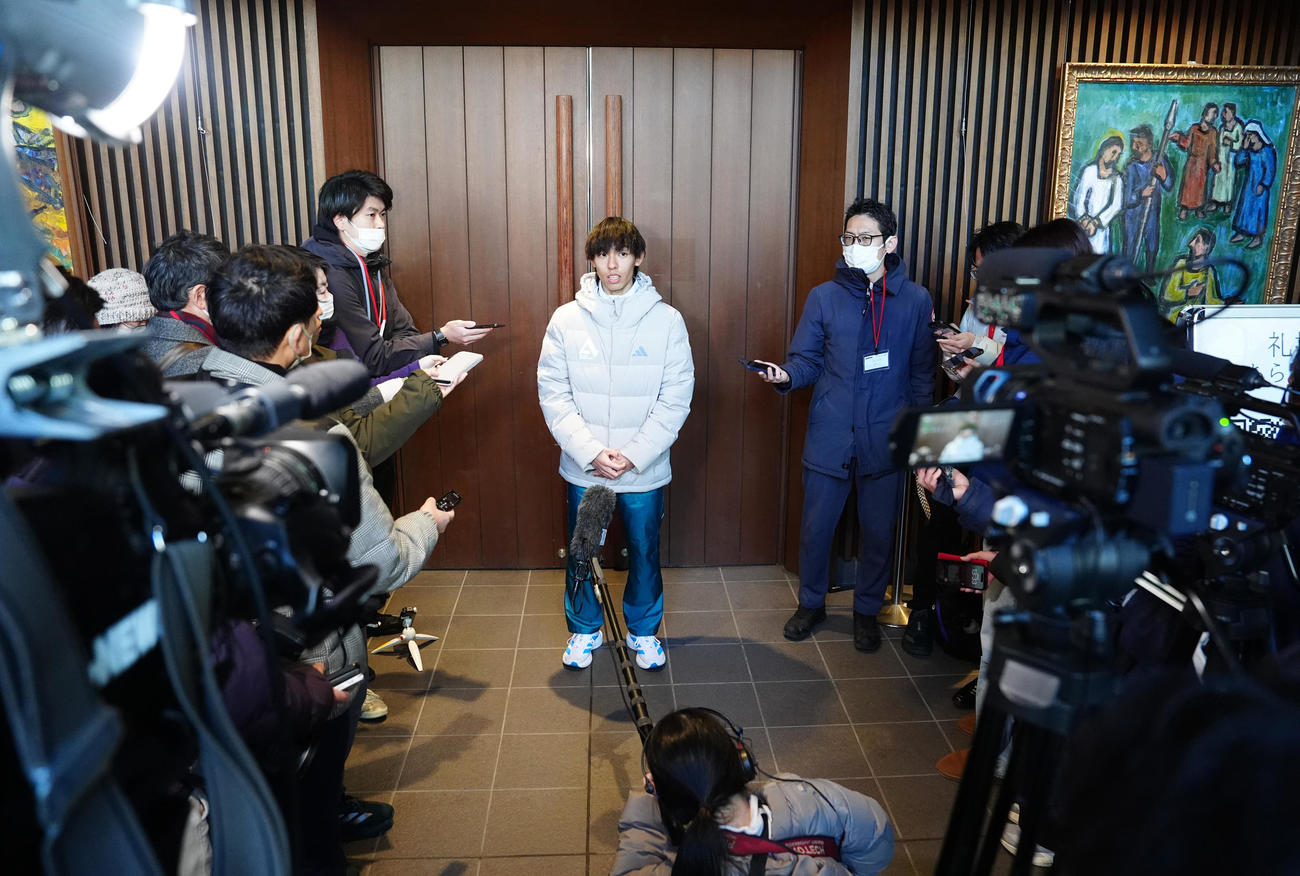 箱根駅伝優勝報告会後、取材に応じる青学大・黒田（中央）（撮影・江口和貴）
