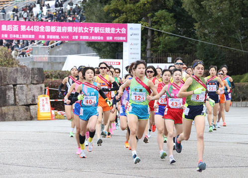 競技場を出る1区の選手たち（撮影・上山淳一）