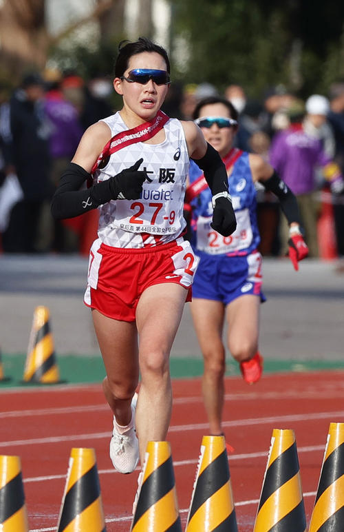 大阪アンカー逸見（手前）は兵庫アンカー永長とのデッドヒートを制する（撮影・上山淳一）