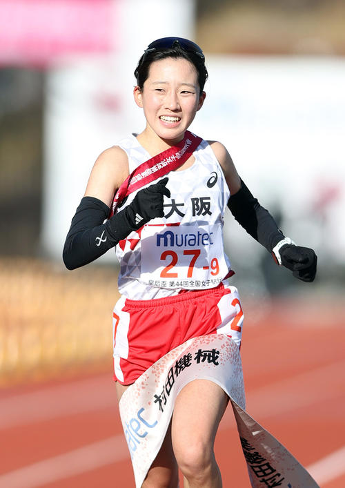 大阪アンカー逸見は優勝のゴールテープを切る（撮影・上山淳一）