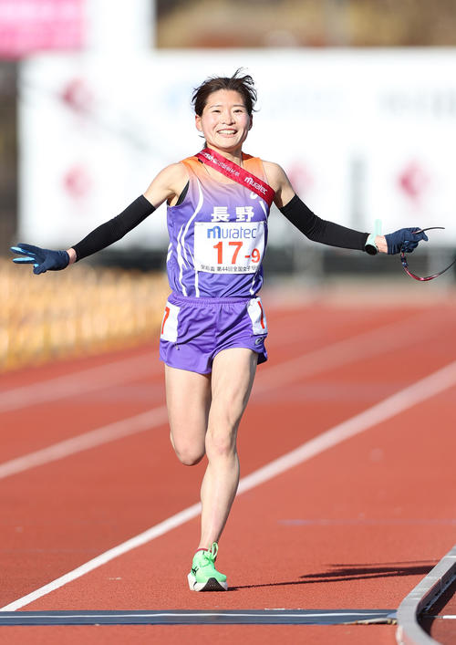 3位でゴールする長野アンカー村上（撮影・上山淳一）