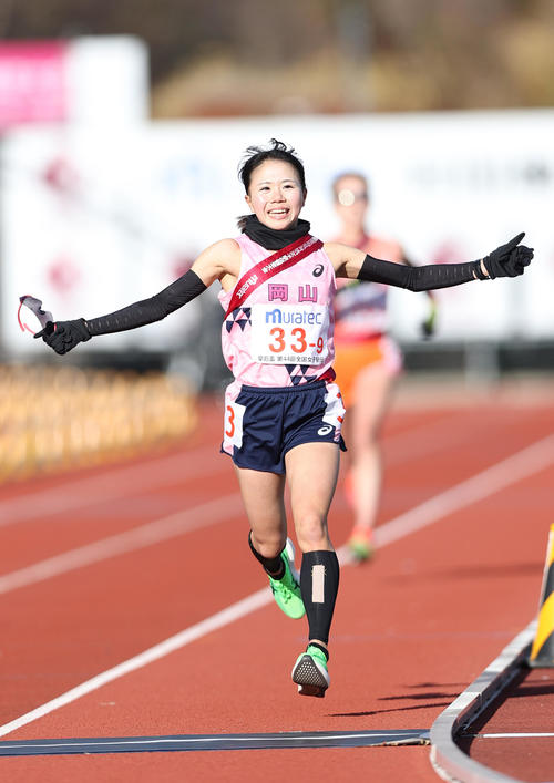 5位でゴールする岡山アンカー平島（撮影・上山淳一）