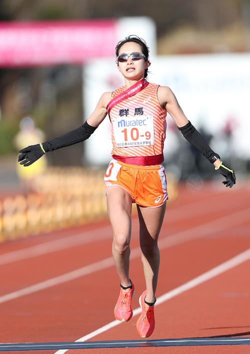 6位でゴールする群馬アンカー樺沢（撮影・上山淳一）