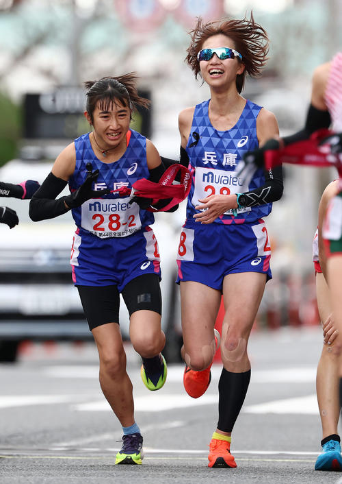 兵庫1区の清水（右）からタスキを受け取る2区の田中（撮影・前田充）