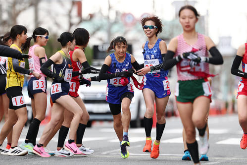 兵庫1区の清水（中央右）からタスキを受け取る2区の田中（同左）（撮影・前田充）