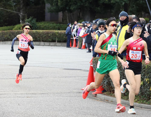 群馬1区の不破聖衣来（左）はスタートするが、集団から出遅れる（撮影・上山淳一）