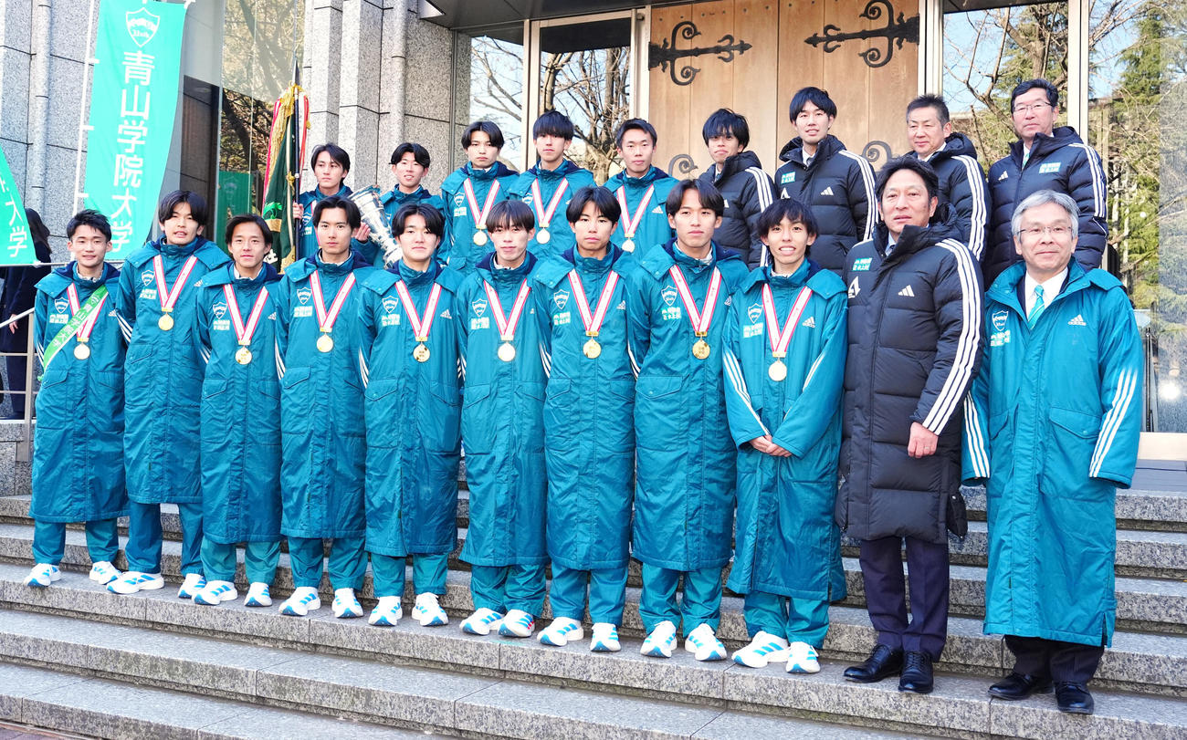 箱根駅伝優勝報告会を行い、写真に納まる青学大の選手たち。前列左から2人目は原監督、同3人目は主将の黒田（撮影・江口和貴）