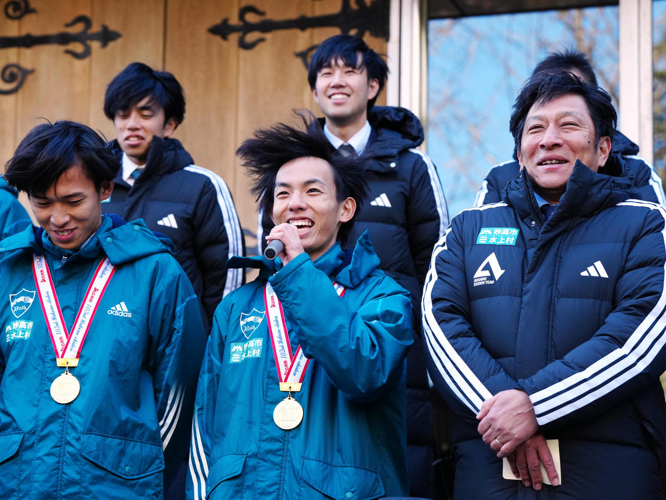 箱根駅伝優勝報告会であいさつする青学大主将の黒田（前列中央）。同右は原監督（撮影・江口和貴）