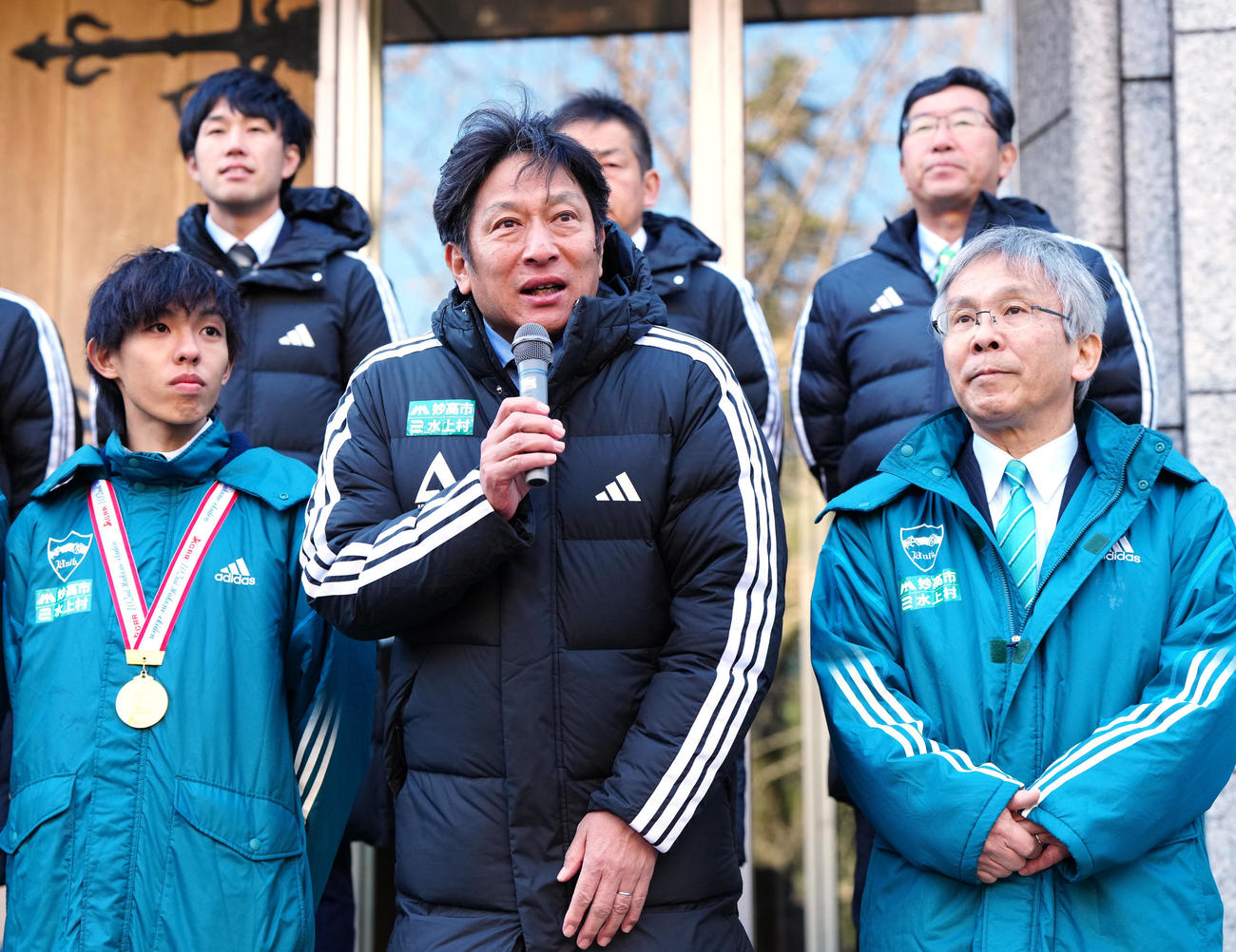 箱根駅伝優勝報告会であいさつする青学大・原監督（前列中央）。同左は主将の黒田（撮影・江口和貴）