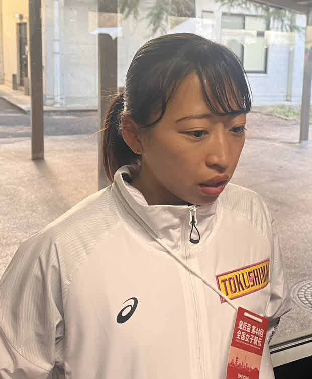 全国都道府県対抗女子駅伝の開会式後に取材に応じた小林香菜