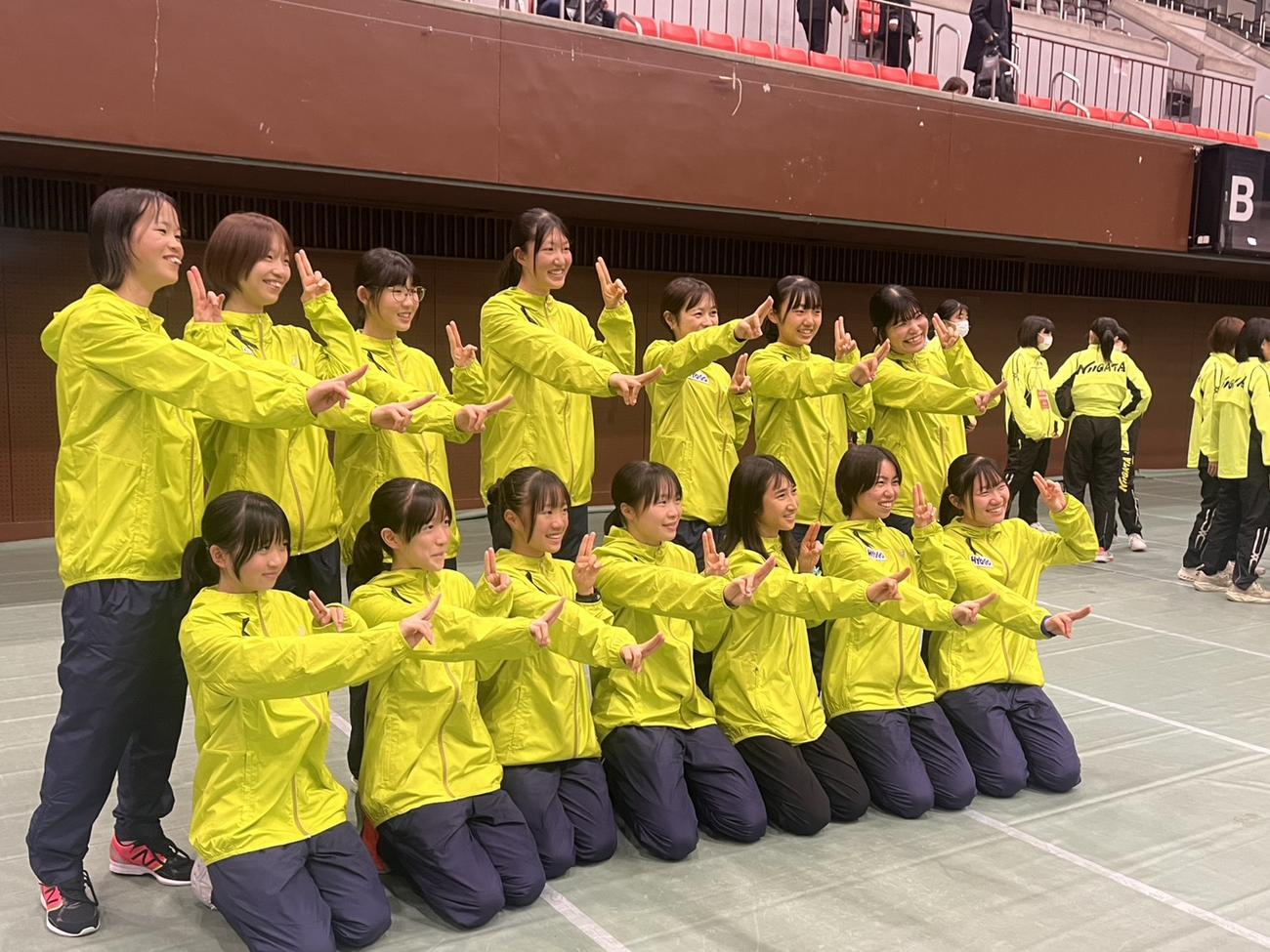 全国都道府県対抗女子駅伝の開会式前に集合写真を撮る兵庫チーム