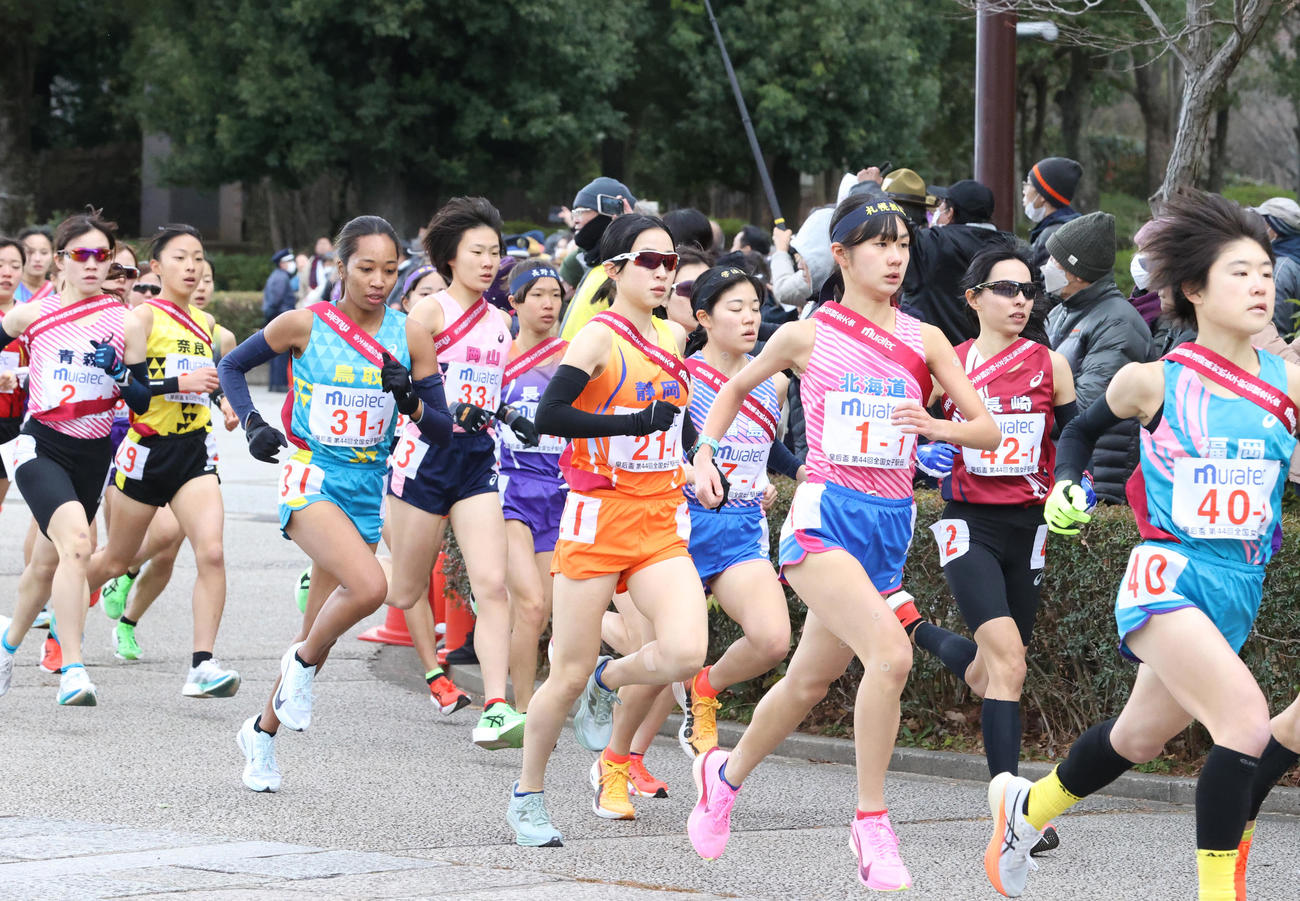 競技場を出る1区の選手たち（撮影・上山淳一）
