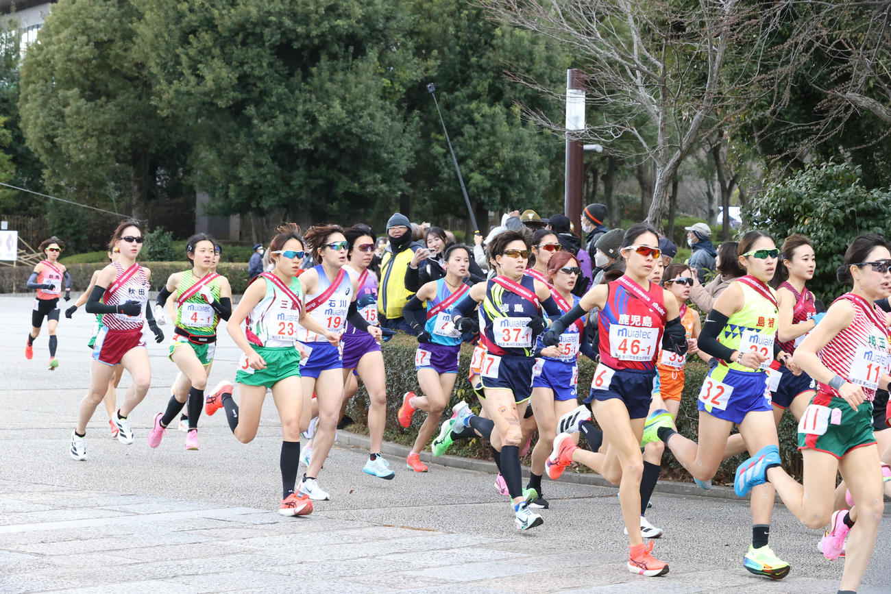 競技場を出る1区の選手たち（撮影・上山淳一）