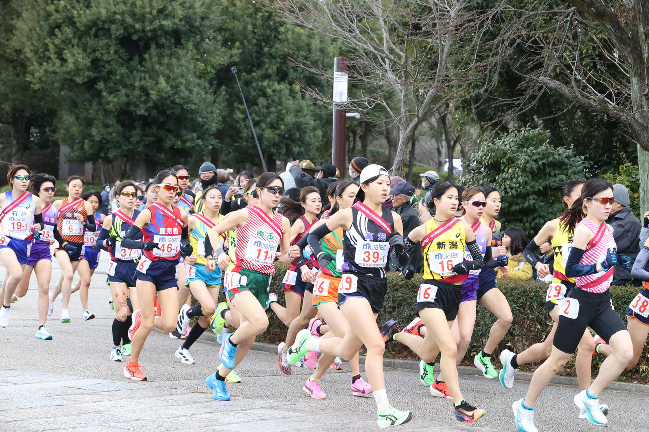 競技場を出る1区の選手たち（撮影・上山淳一）