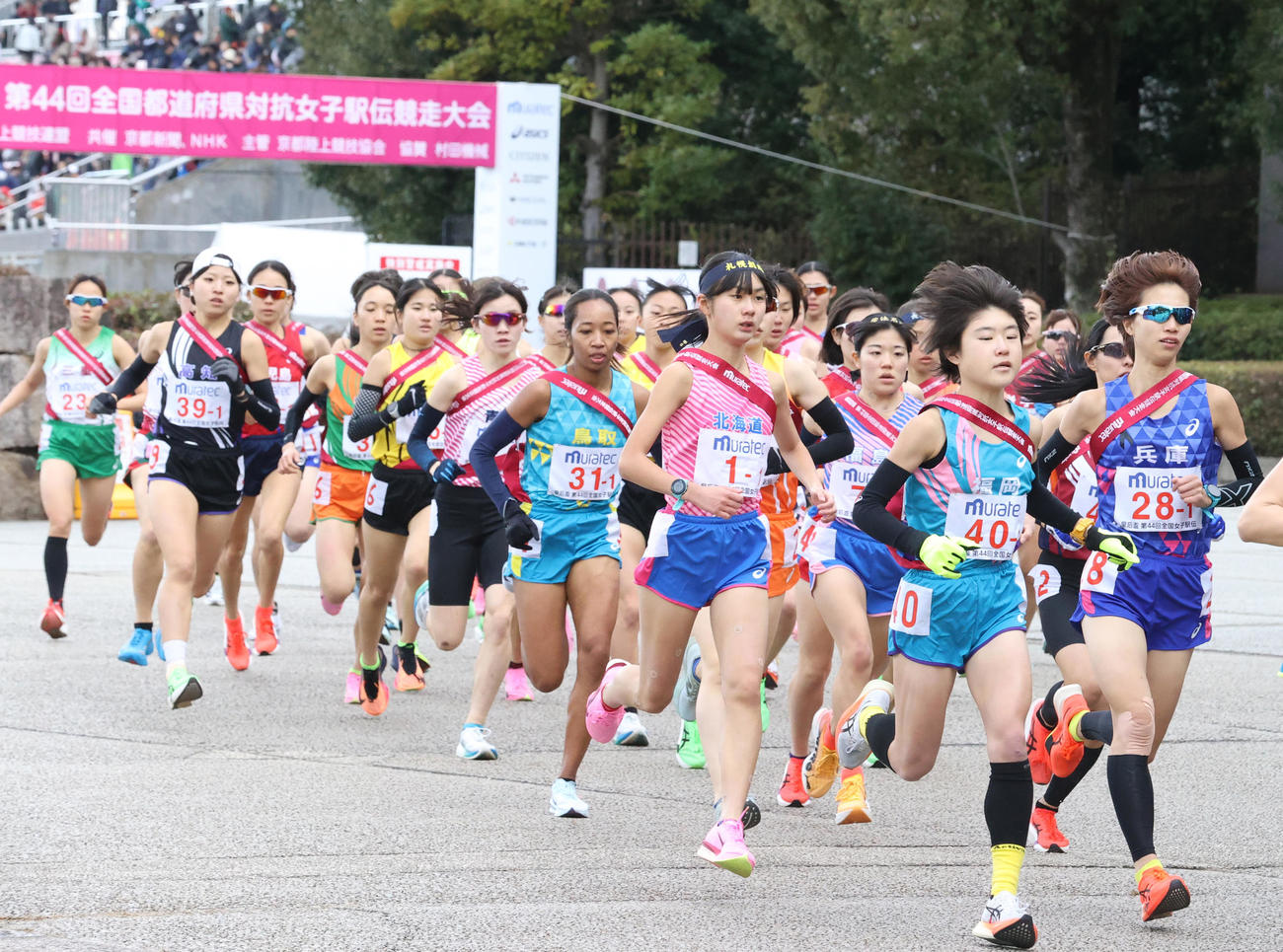 競技場を出る1区の選手たち（撮影・上山淳一）