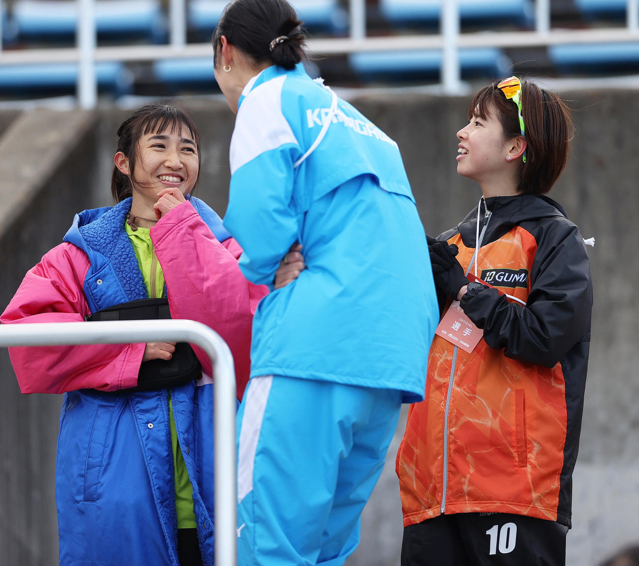 レースを終え、競技場で会話する兵庫の田中（左）と群馬の不破（撮影・上山淳一）