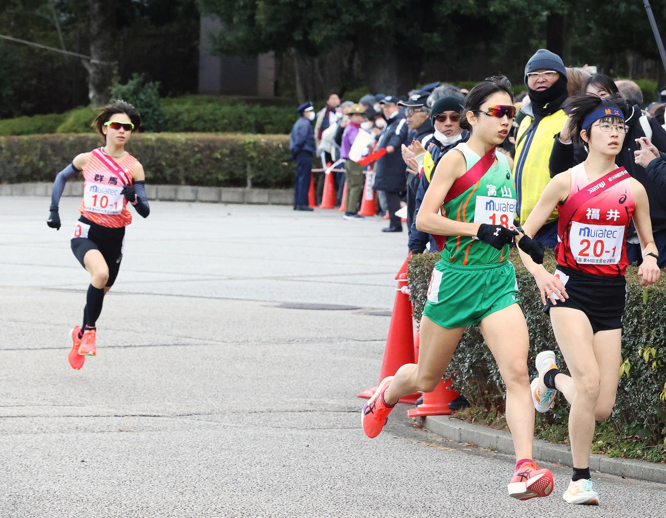 群馬1区の不破聖衣来（左）はスタートするが、集団から出遅れる（撮影・上山淳一）