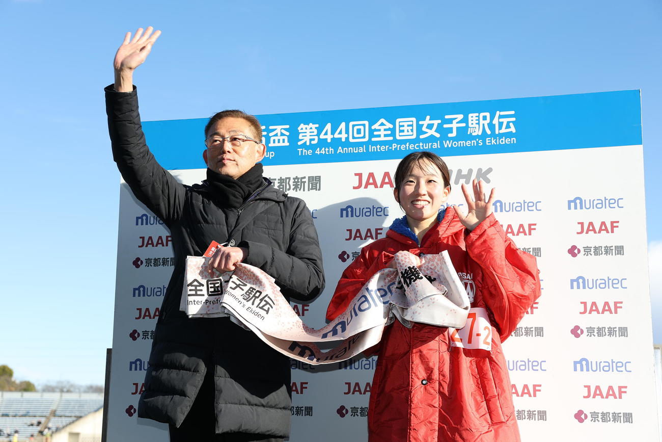 優勝しスタンドの観客に笑顔で手を振る大阪の安田監督（左）とアンカーの逸見（撮影・前田充）