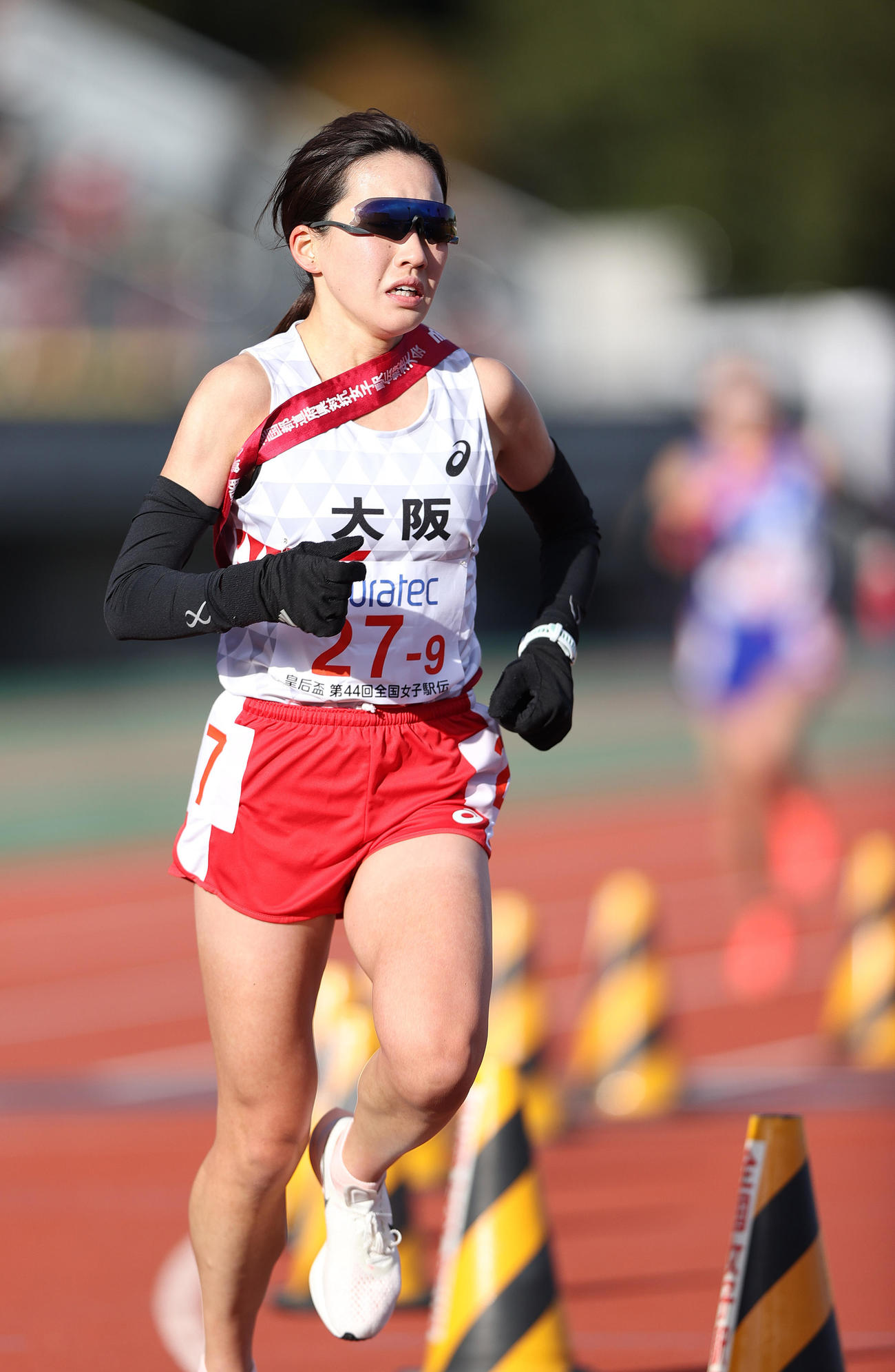 大阪アンカー逸見（手前）は兵庫アンカー永長とのデッドヒートを制する（撮影・上山淳一）