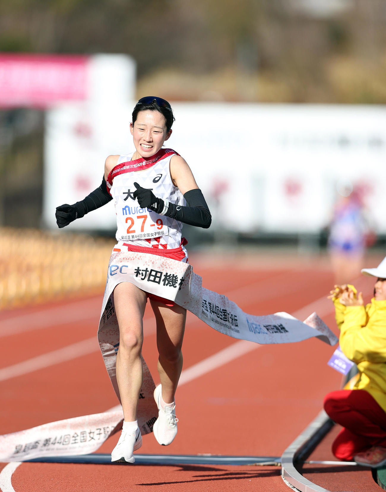 大阪アンカー逸見は優勝のゴールテープを切る（撮影・上山淳一）