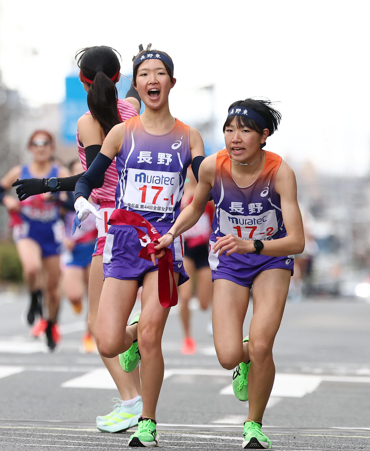 先頭でタスキをつなぐ長野1区の田畑（左）と2区の川上（撮影・前田充）