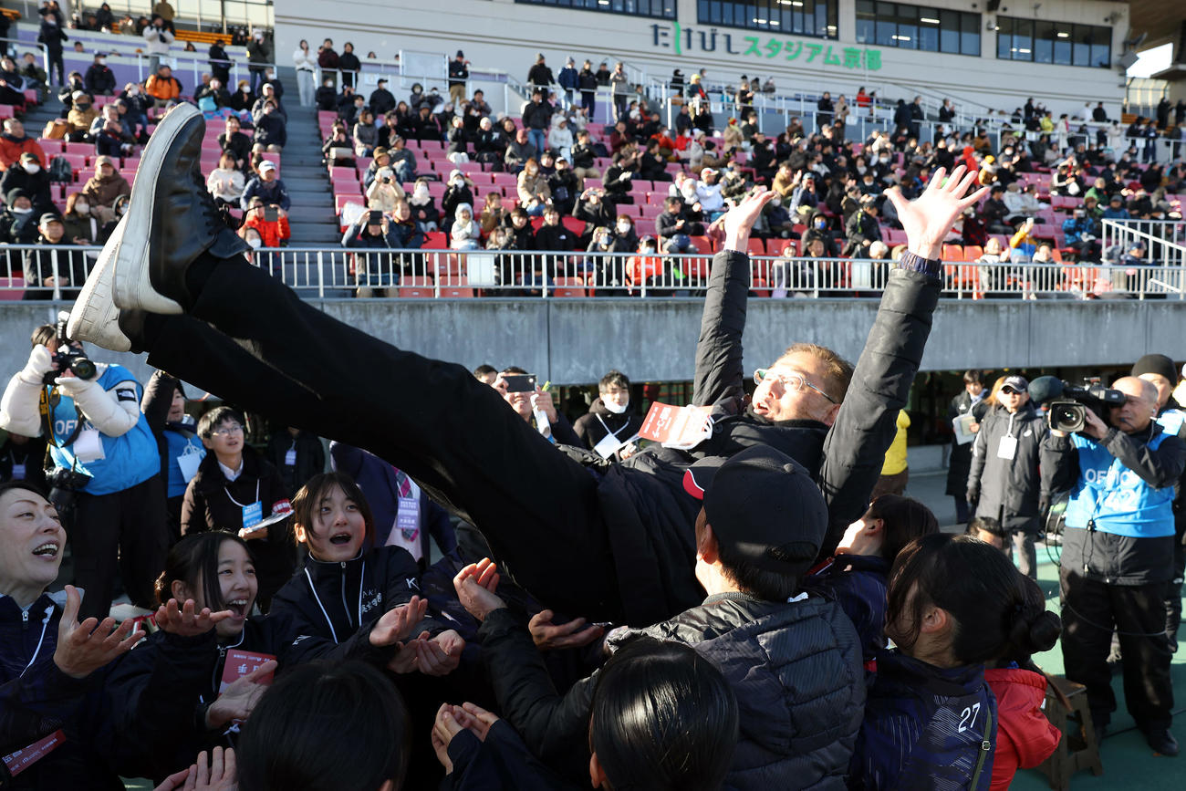 優勝し選手らに胴上げされる大阪の安田監督（撮影・前田充）