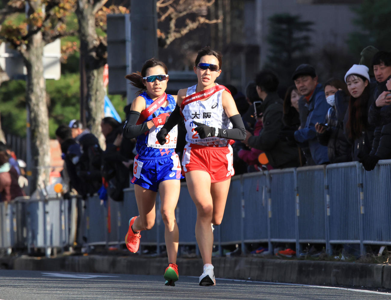 9区でトップ争いをする大阪の逸見亜優（右）と兵庫の永長里緒（代表撮影）