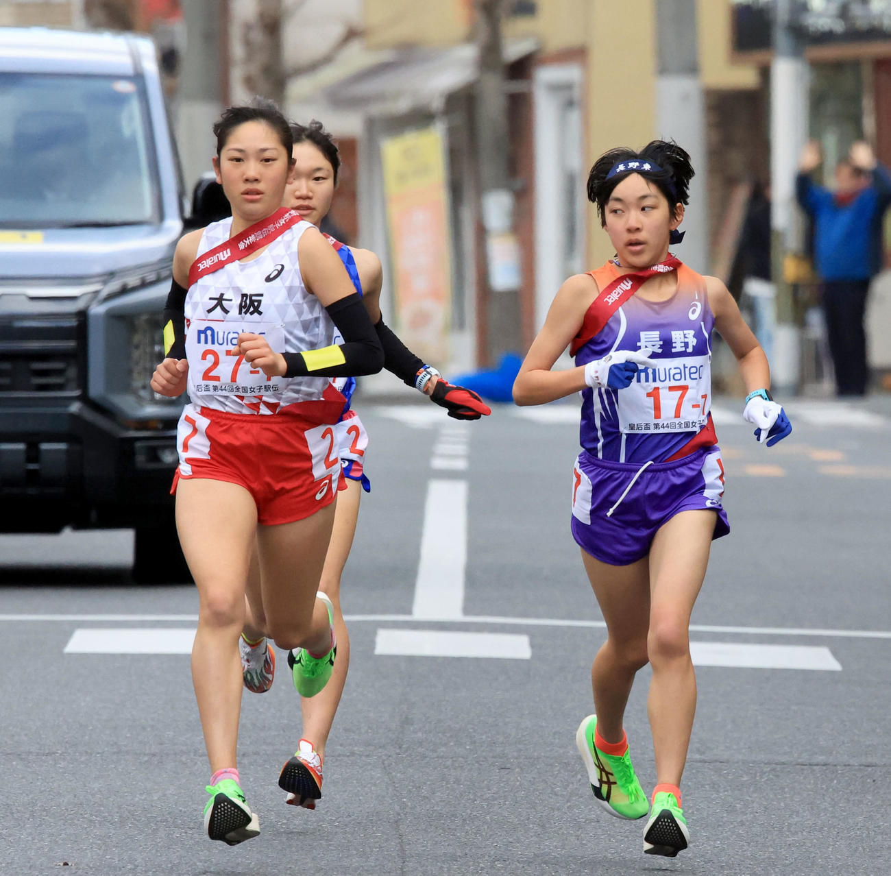 7区で長野の本田結彩（右）を抜きトップに立つ大阪の河村璃央（代表撮影）