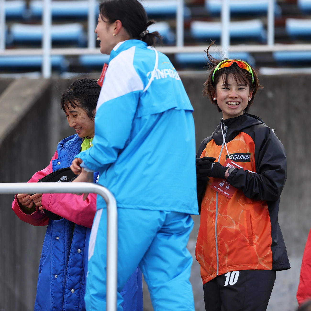 群馬の不破（右）はレースを終え、兵庫の田中（左）と笑顔で話す（撮影・上山淳一）