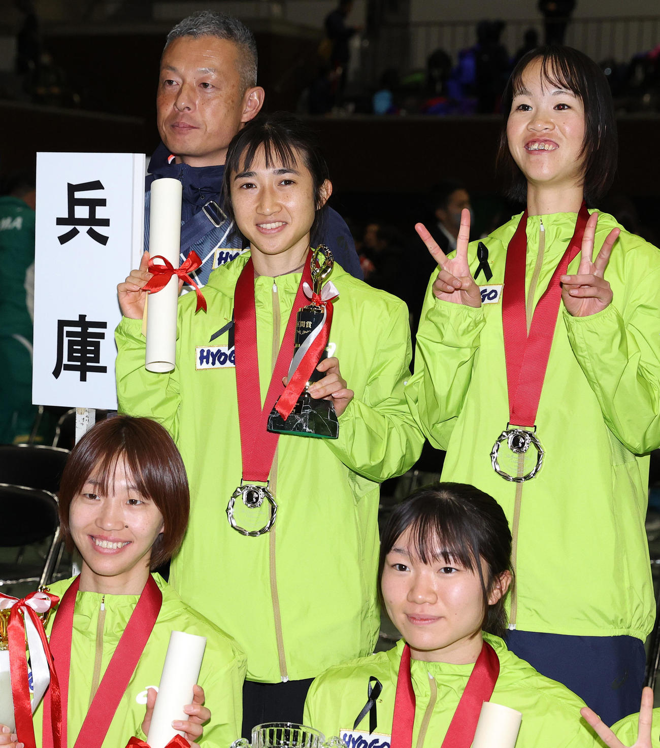 2位で記念撮影する兵庫県代表の田中（中央）ら（撮影・上山淳一）