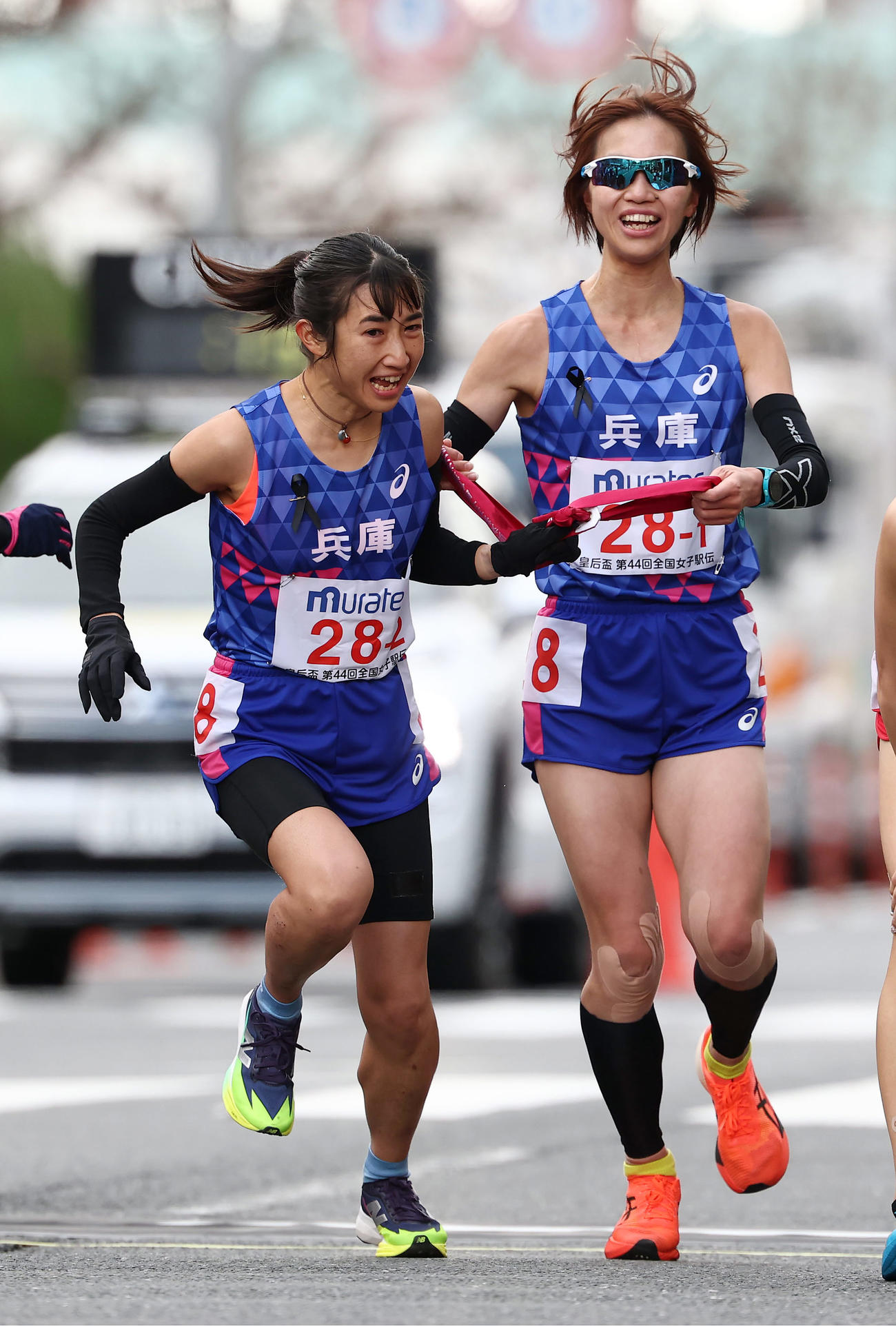兵庫1区の清水（右）からタスキを受け取る2区の田中（撮影・前田充）