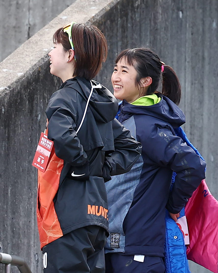 スタンドでレースを見守る群馬1区の不破（左）と兵庫2区の田中（撮影・前田充）