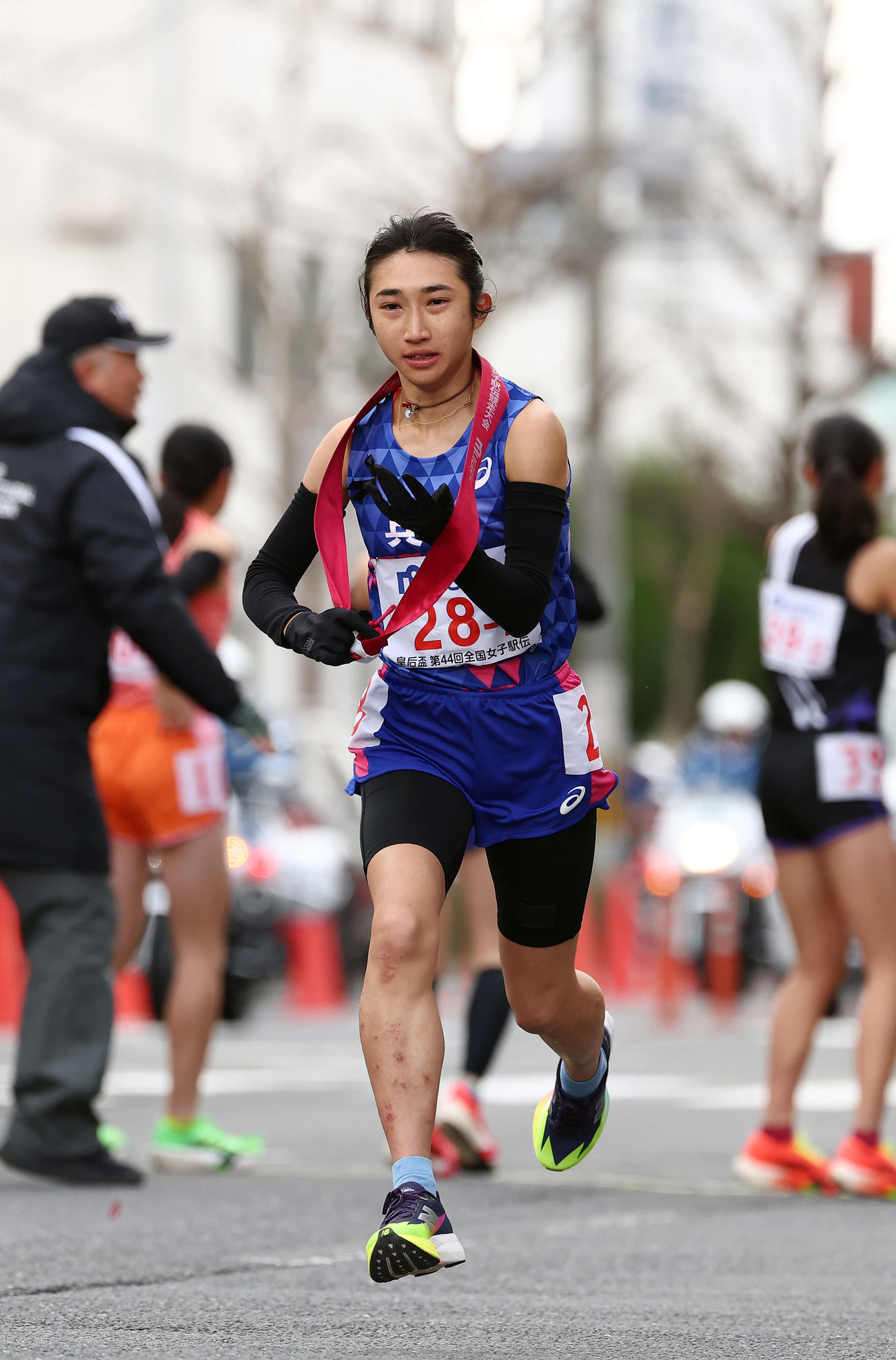 タスキを受け取り力走する兵庫2区の田中（撮影・前田充）