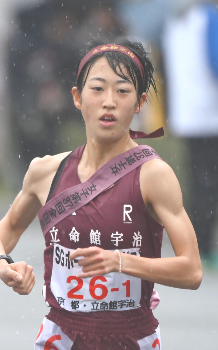 全国高校駅伝1区を走る立命館宇治・芦田和佳（2025年12月21日撮影）