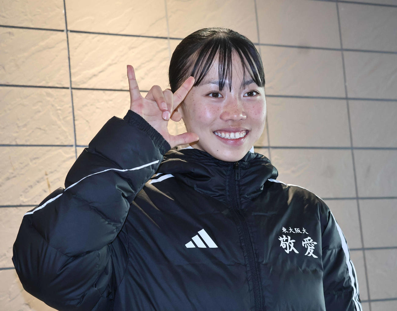 東大阪大敬愛高のポーズをとる久保凛（撮影・竹本穂乃加）