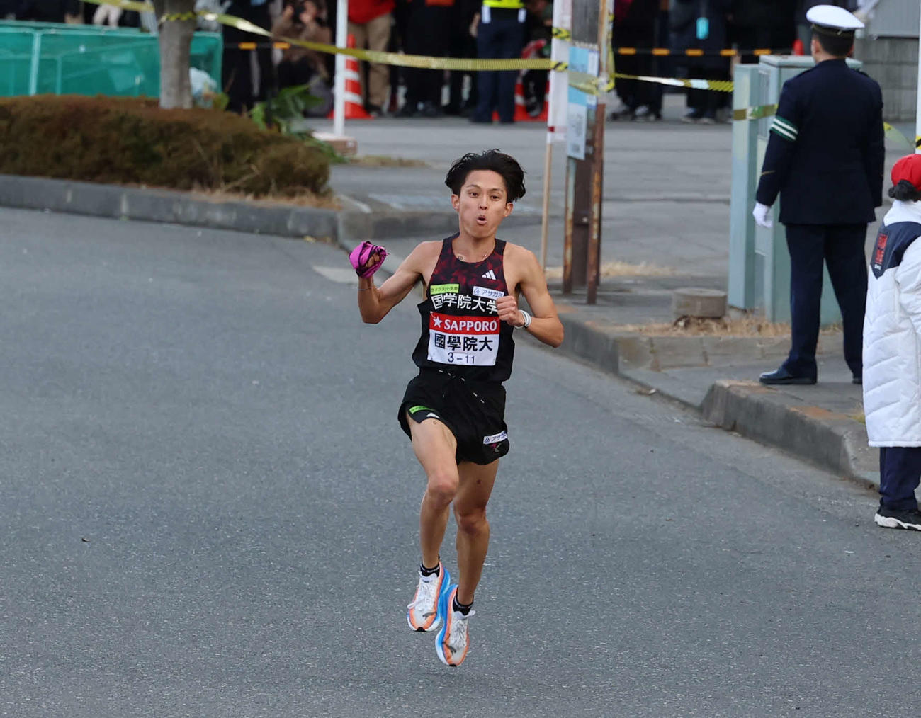 鶴見中継所に1位で到着しガッツポーズを見せる国学院大・青木瑠郁（2026年1月2日撮影）