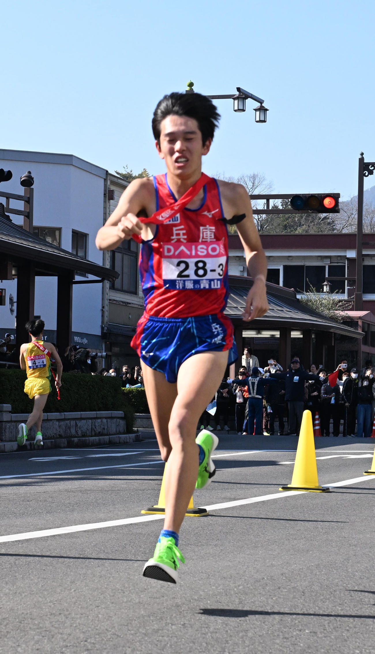 第4中継所に向かう兵庫・長嶋（旭化成）（撮影・和賀正仁）