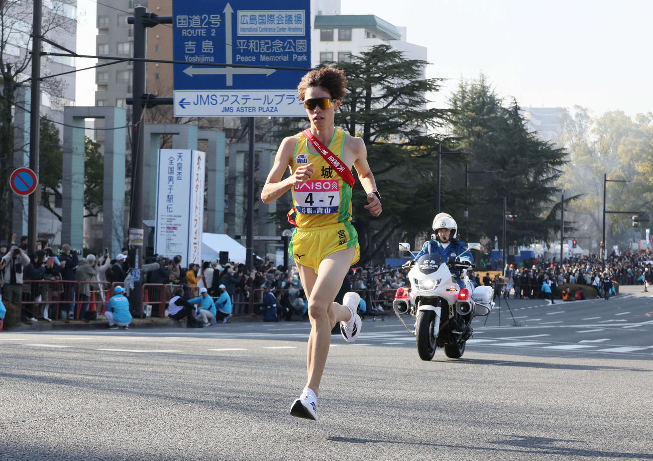 1位で快走する宮城7区の山平（撮影・加藤孝規）