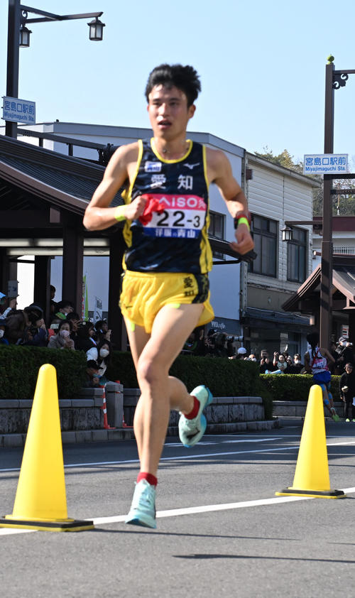 第4中継所に向かう愛知・田島駿介（日体大）（撮影・和賀正仁）