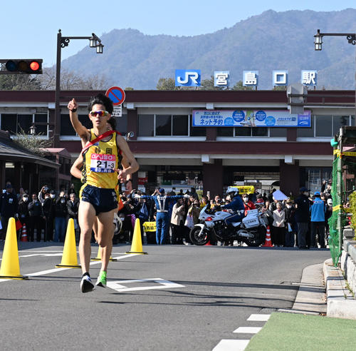 第4中継所に向かう静岡・野中（国学院大）（撮影・和賀正仁）