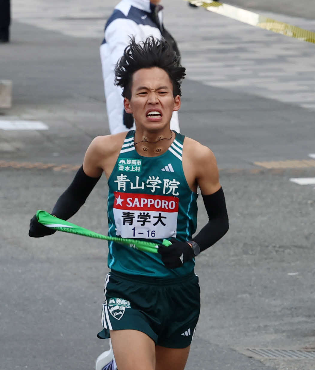 鶴見中継所で力走する青山学院大・小河原（撮影・増田悦実）