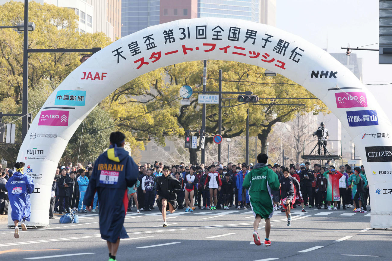 スタート位置でウォーミングアップする選手ら（撮影・加藤孝規）