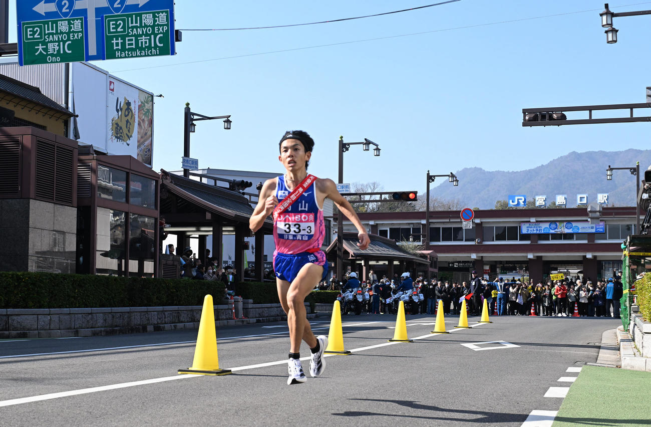 3位へと順位を押し上げた岡山・黒田朝日（青学大）は第3中継所に飛び込む（撮影・和賀正仁）