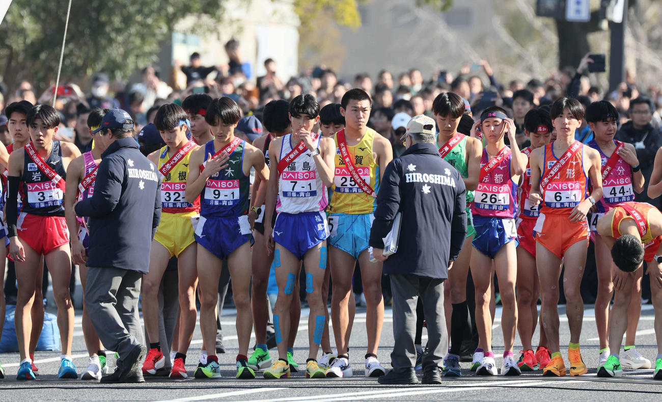 スタートを待つ選手ら（撮影・加藤孝規）