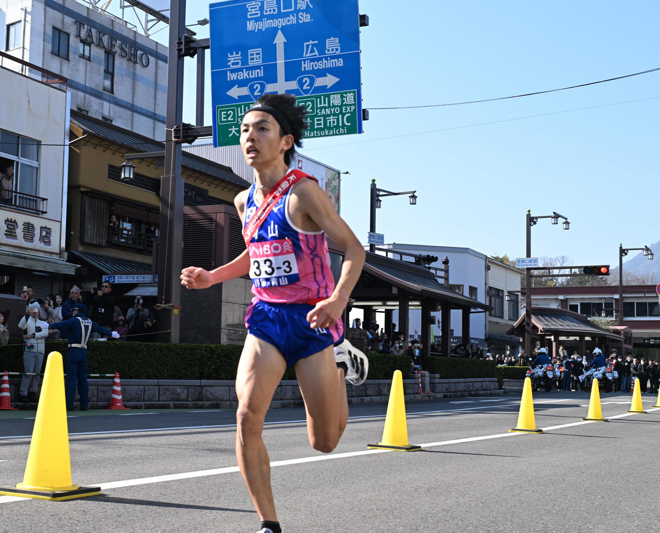 位へと順位を押し上げた岡山・黒田朝日（青学大）は第3中継所に飛び込む（撮影・和賀正仁）