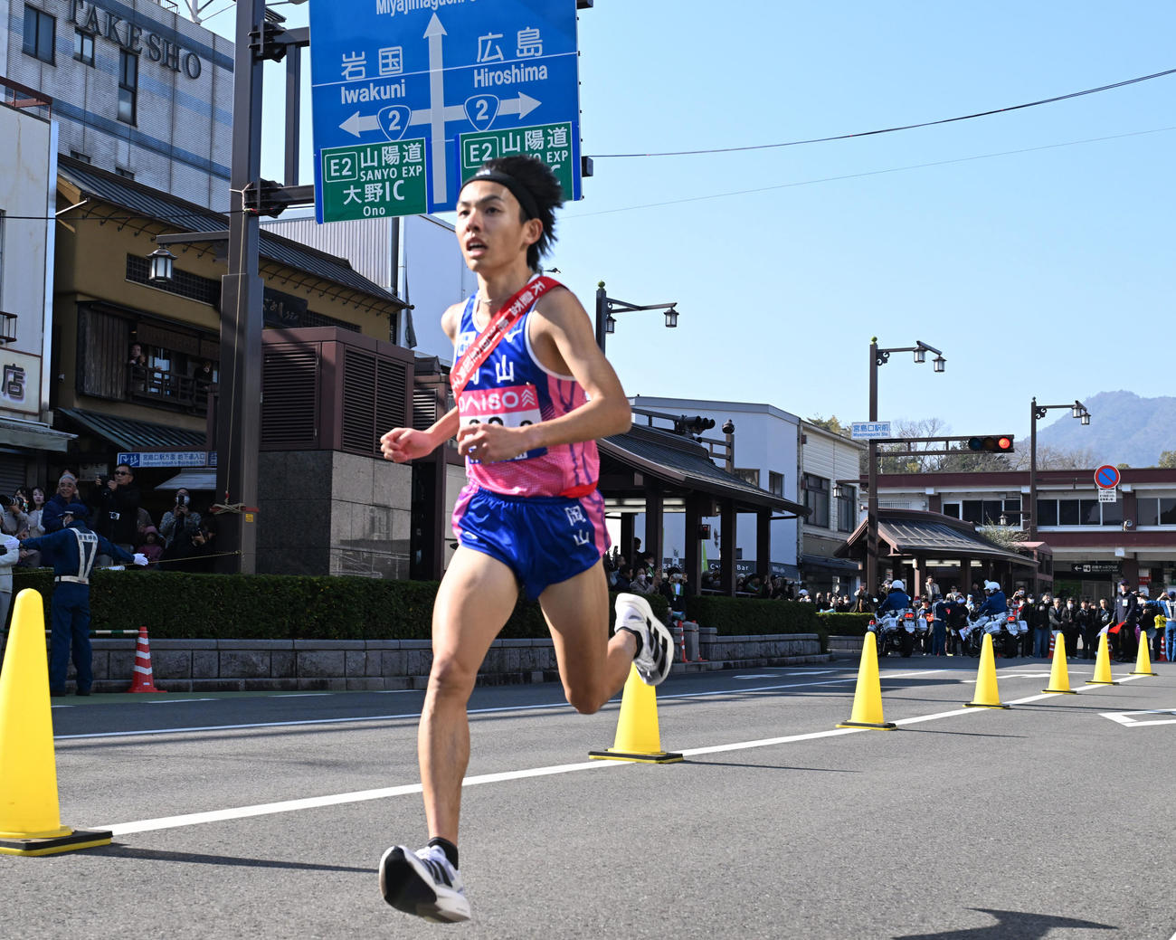 3位へと順位を押し上げた岡山・黒田朝日（青学大）は第3中継所に飛び込む（撮影・和賀正仁）