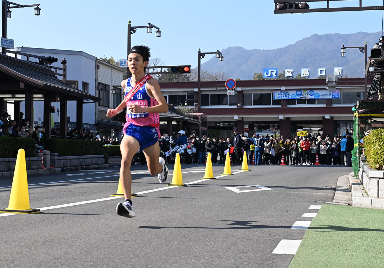3位へと順位を押し上げた岡山・黒田朝日（青学大）は第3中継所に飛び込む（撮影・和賀正仁）