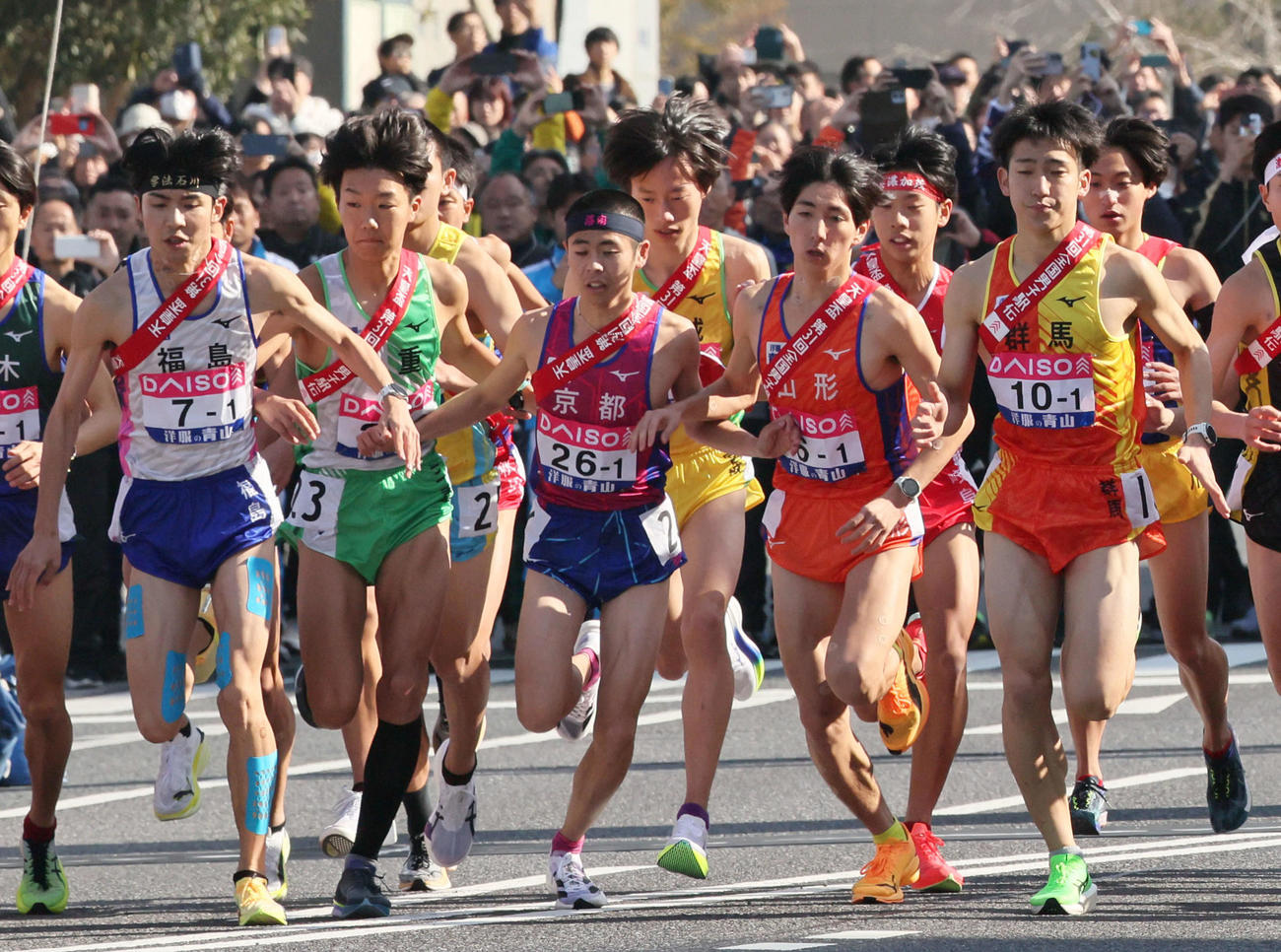 スタートする宮城の鈴木（2列目中央）ら1区の選手ら（撮影・加藤孝規）